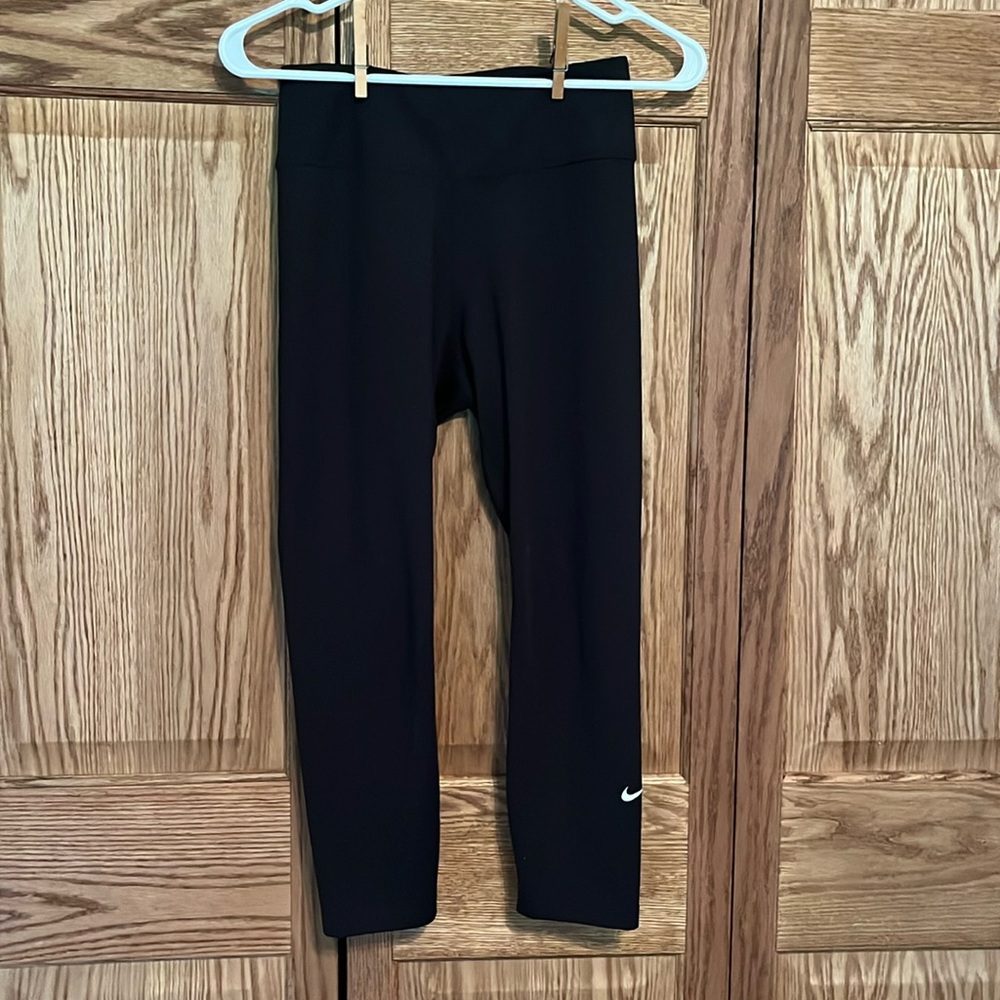 Black capri legggings.